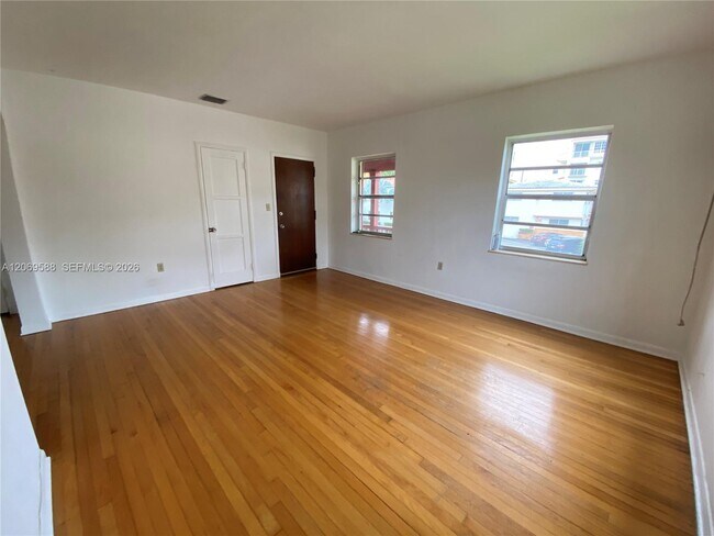 Building Photo - 33 Madeira Ave