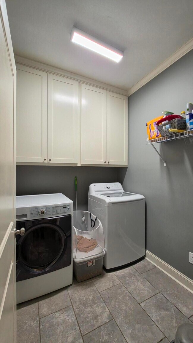 Building Photo - 3120 Mayflower Ln