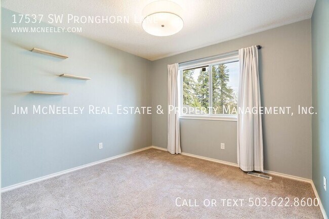 Building Photo - 17537 SW Pronghorn Ln