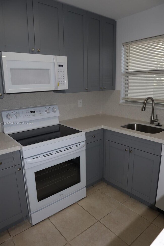 Building Photo - 8500 Sunrise Lakes Blvd