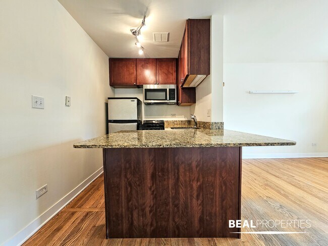 Building Photo - 625 W Wrightwood Ave