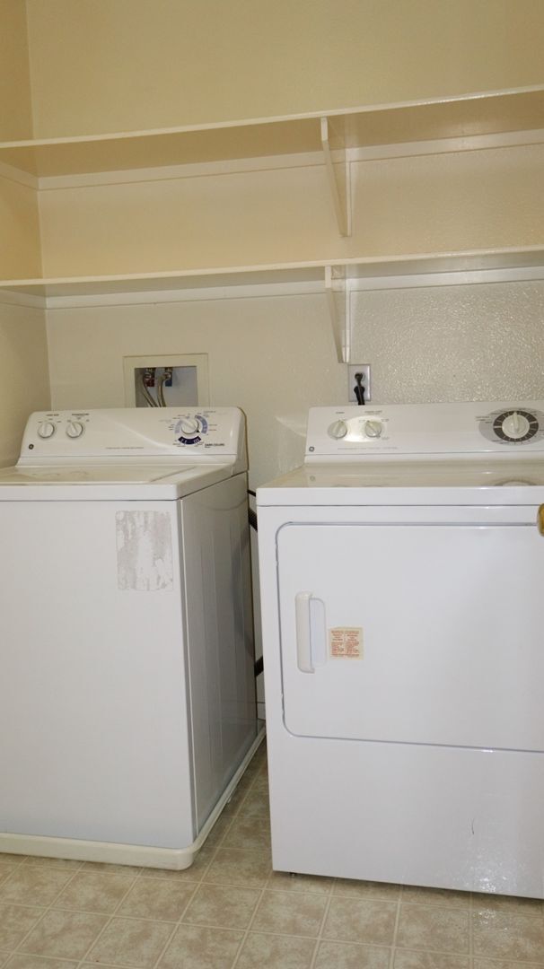 Building Photo - 3 bedrooms 2.5 baths  house in Eastlake- Chula Vista