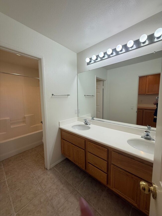 Building Photo - 3 bed, 2 1/2 bath home in gated Wood Ranch...