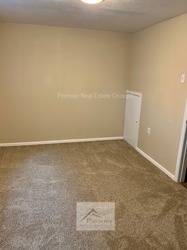 Building Photo - 1122 Delaware Dr