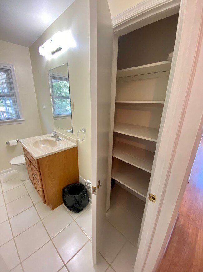 Building Photo - Charming 3Bedroom/2Bathroom Detached Home ...