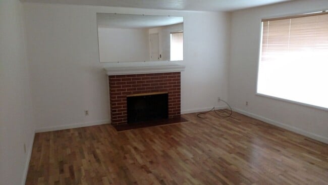 Building Photo - 3 Bed/ 1.5 Bath 60's Vintage Charmer in th...