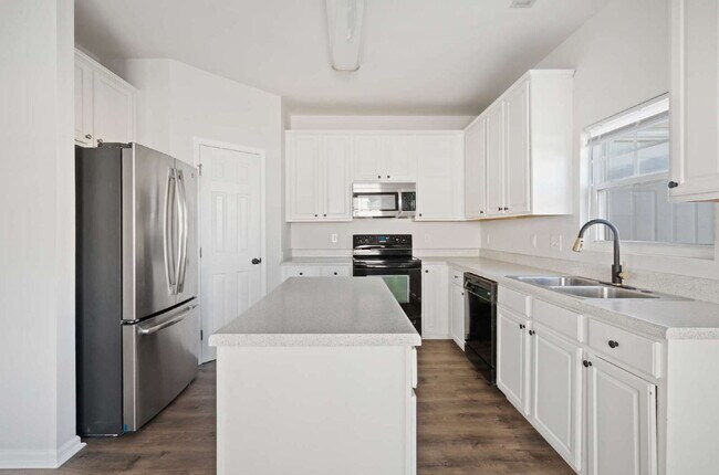 Building Photo - Spacious 3-Bed End-Unit Townhome in Durham