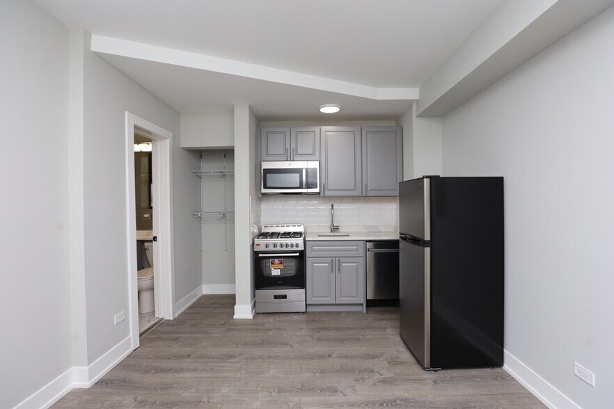 Building Photo - 510 W Belmont Ave