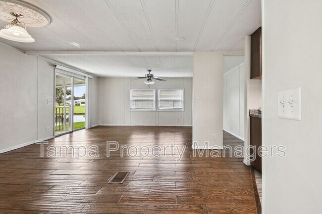Building Photo - 242 Country Ln