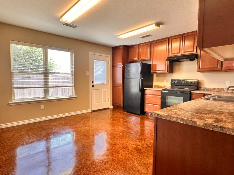 Building Photo - 5205 Graceland Dr