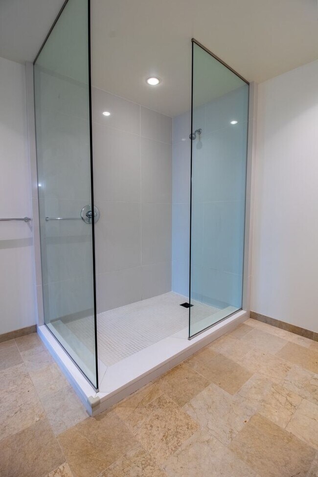 Building Photo - 1bd/1.5ba Bellevue Condo