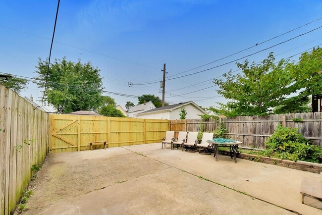 Building Photo - 4614 N Springfield Ave
