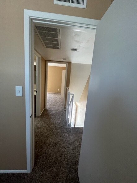 Building Photo - 1440 E Knoll Cir