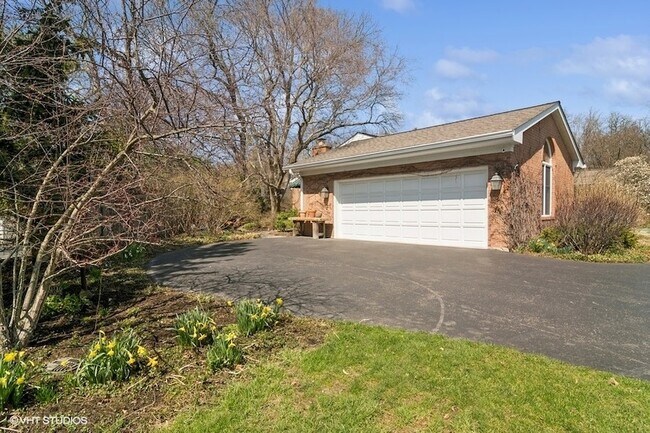 Building Photo - 1674 Bowling Green Dr