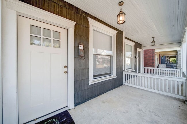 Building Photo - Prime Location 4BR house just off High St!