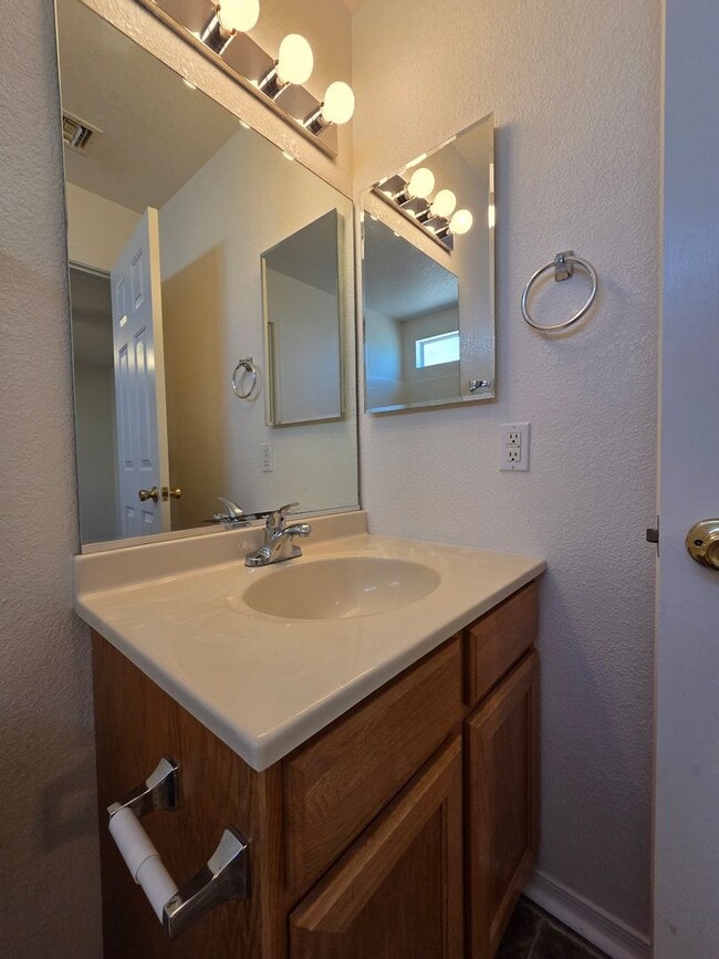 Building Photo - 3 Bed/2 bath home located in desirable Holiday Shores, Bullhead City AZ.