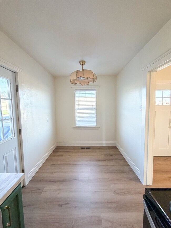 Building Photo - 2 Bedroom West Salem Home