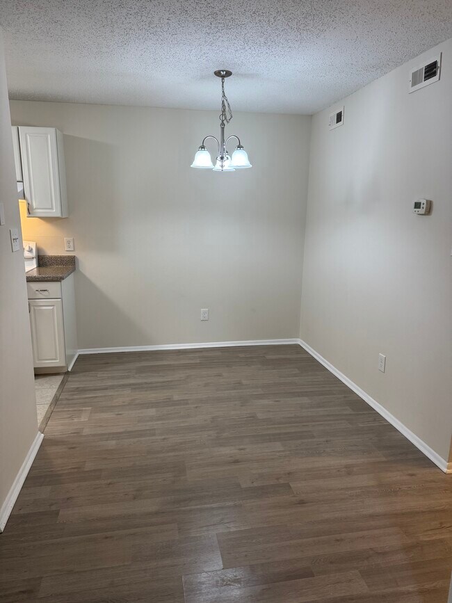 Dining area - 321 Thalia Station Ct