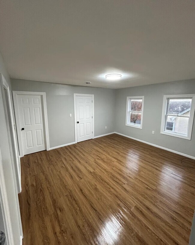 Building Photo - 27 Evans St