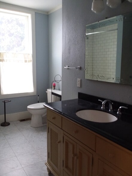 Full bathroom - 215 N Emmett Ave