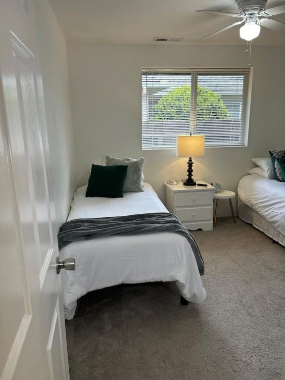 Building Photo - 563 Primrose Dr