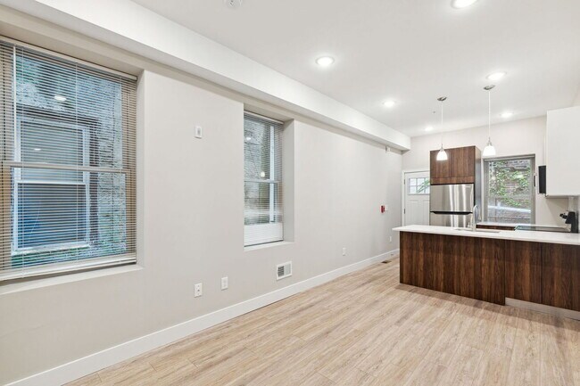 Building Photo - 1333 E Snyder Ave
