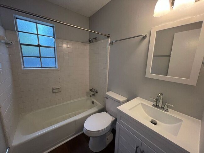 Building Photo - Pensacola - 2 Bedroom, 1 Bathroom - lawn care included