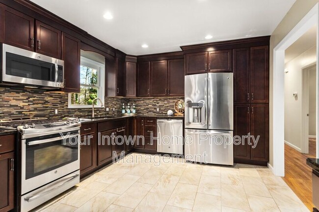Building Photo - 2883 Fantasy Ln