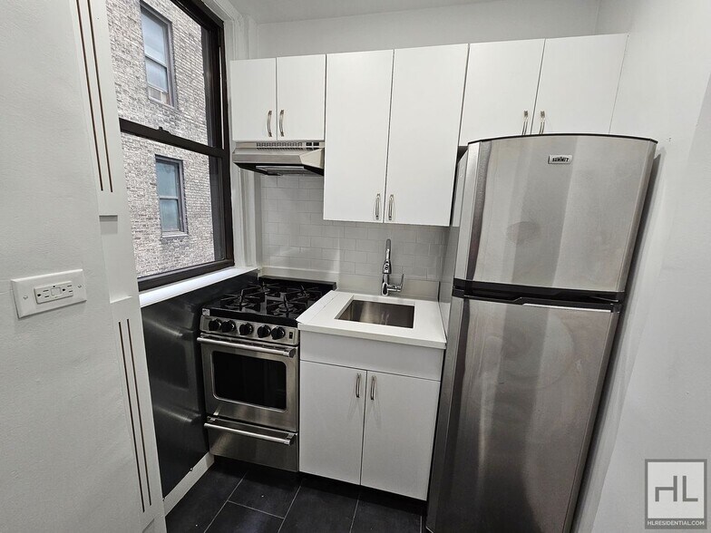 Building Photo - High-Ceiling One-Bedroom with Classic Details Near Grand Central