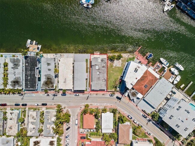 Building Photo - 8135 Crespi Blvd