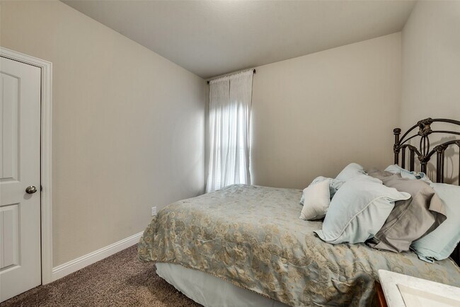 Building Photo - 1325 Realoaks Dr