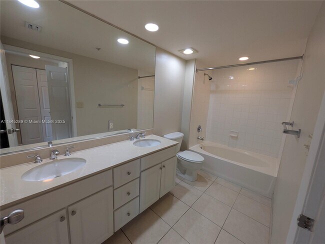 Building Photo - 2000 N Bayshore Dr