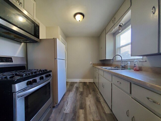 Building Photo - Belmont 2 Bedroom Bungalow