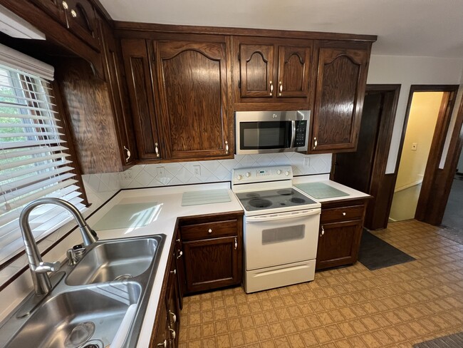 Building Photo - 3820 Orchard Rd SE