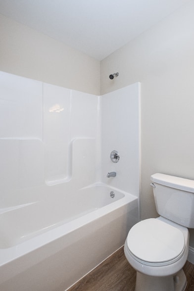 Building Photo - 20 Edgewater Cir