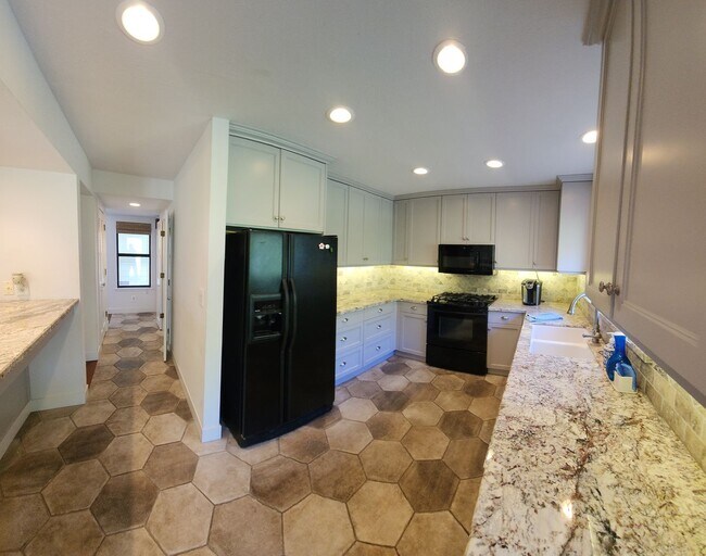 Building Photo - Furnished 3 bed 2.5 bath close to Poly.