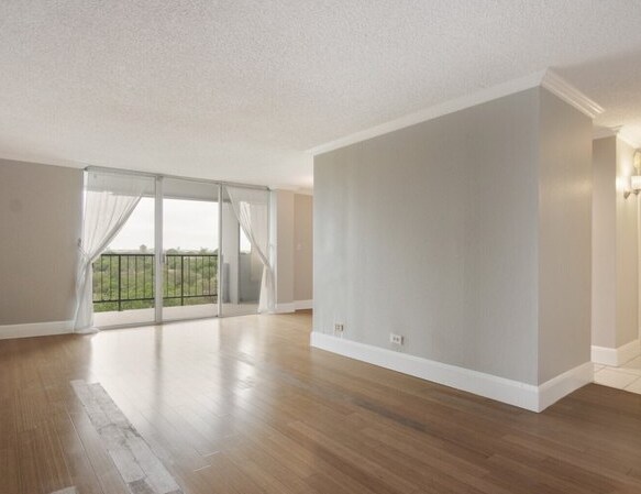 Building Photo - 7039 San Pedro Ave