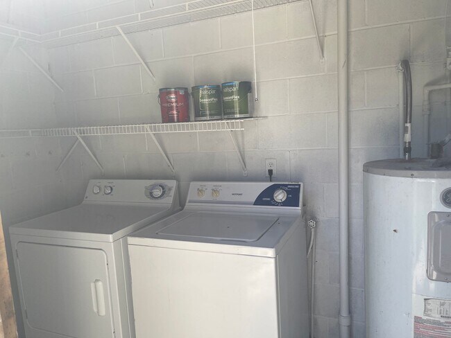 Building Photo - 2/1 Townhome close to shopping