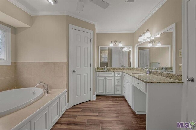 Building Photo - Charming 3 Bedroom 2 Bath House located in Central, La