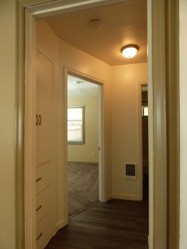 Building Photo - *Rent Special* 2 bed 1 Bath Home near Bush Park, Close to Downtown!