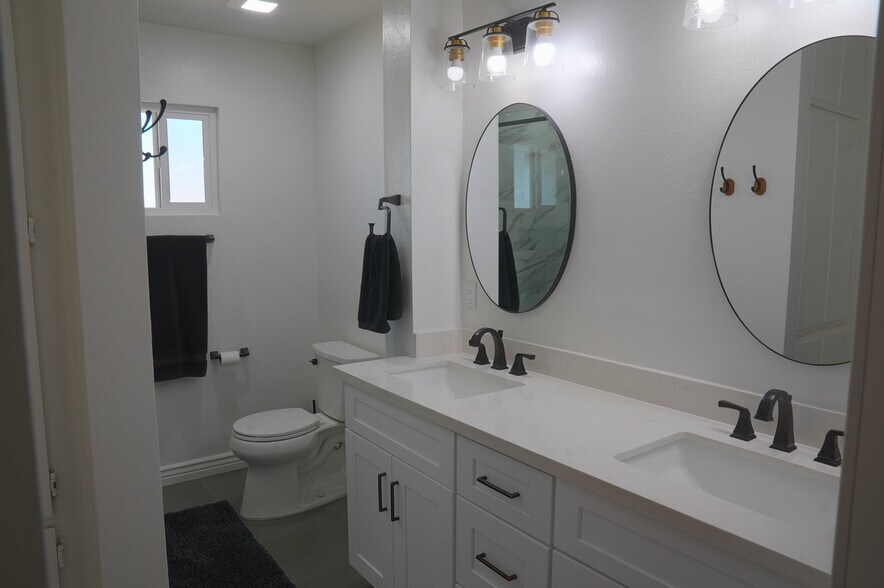 Building Photo - 2526 E Mercer Ln