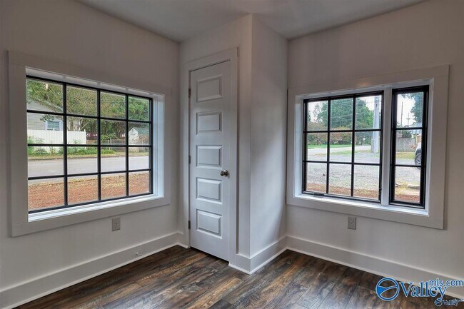 Building Photo - 1122 NE Wellman Ave