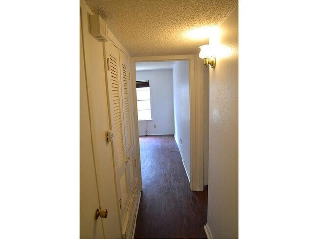 Building Photo - 1107 N Locust St