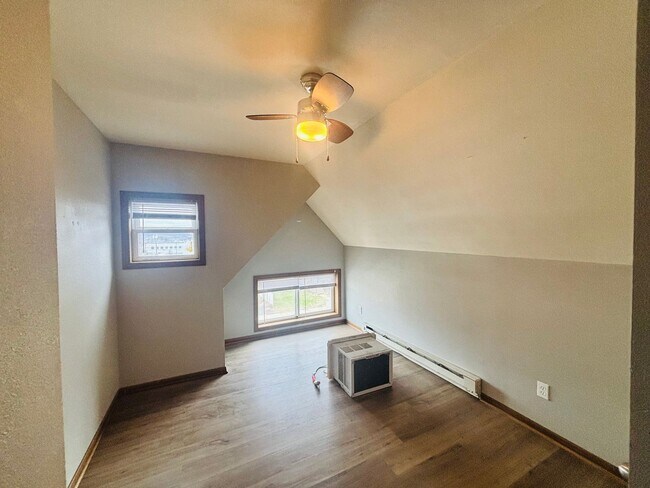 Building Photo - Huge 5BD Two Story Apartment Blocks from Downtown La Crosse