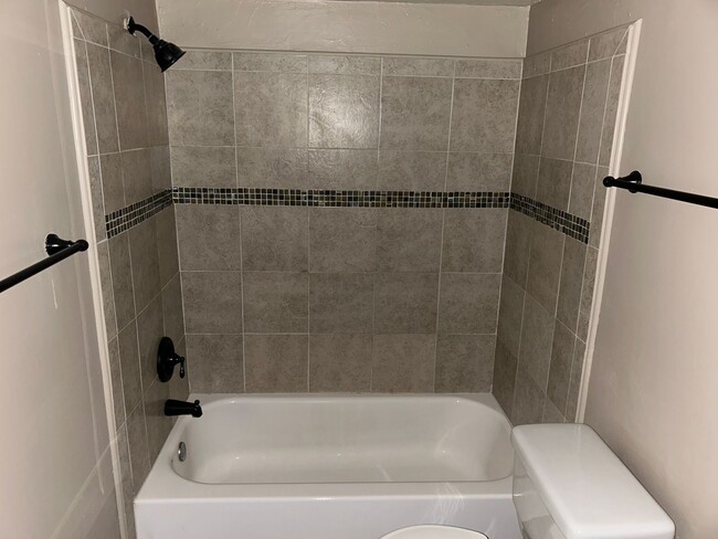 Building Photo - Walk to Campus from your Downstairs Flat