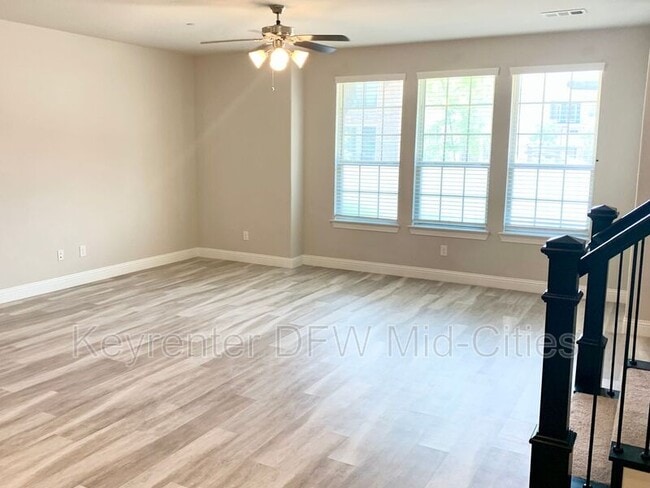 Building Photo - 914 Estelle Dr