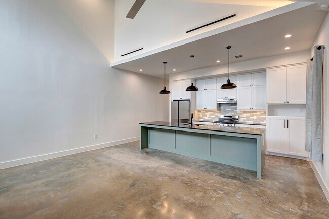 Building Photo - 1717 Airline Dr