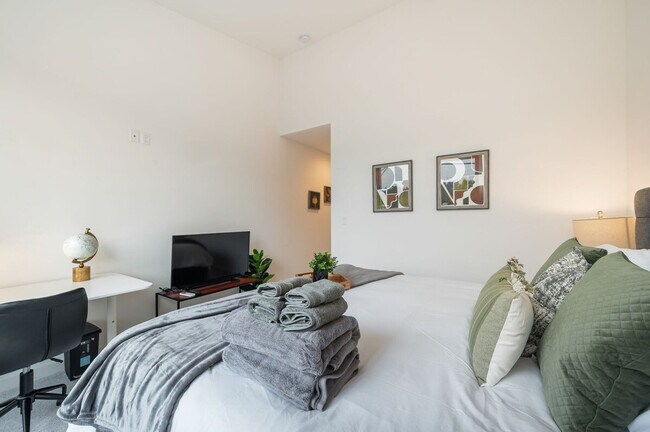 Building Photo - 6125 Sand Point Way NE