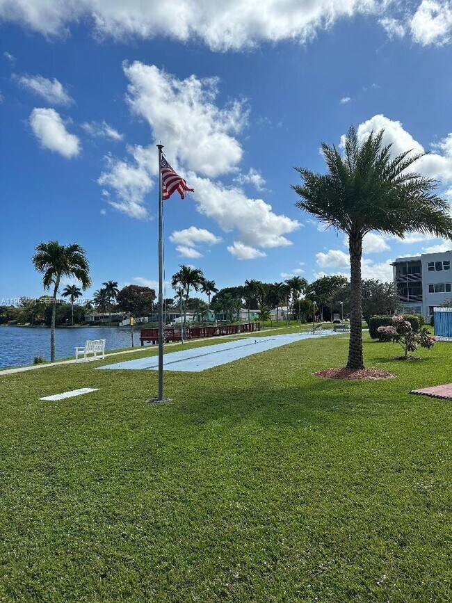 Building Photo - 2300 Park Ln