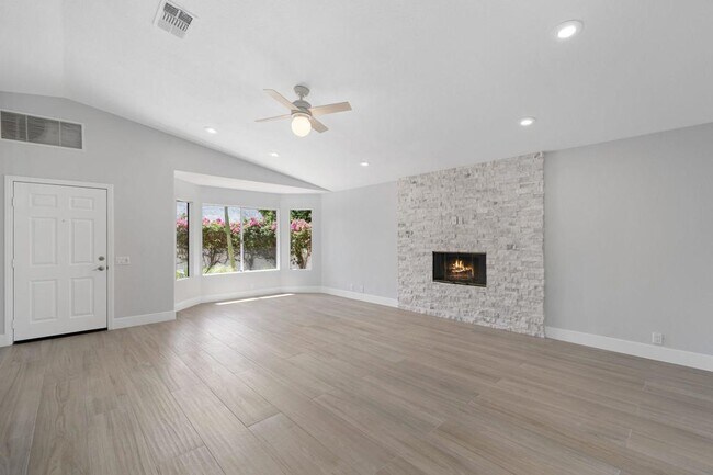 Building Photo - 54140 Avenida Mendoza